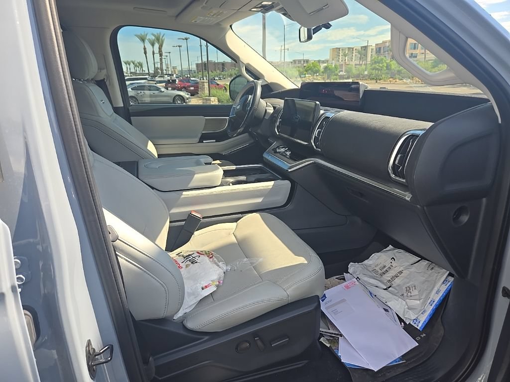 Used 2025 Ford Expedition Platinum w/ Driver's Package AWD/4WD image 9