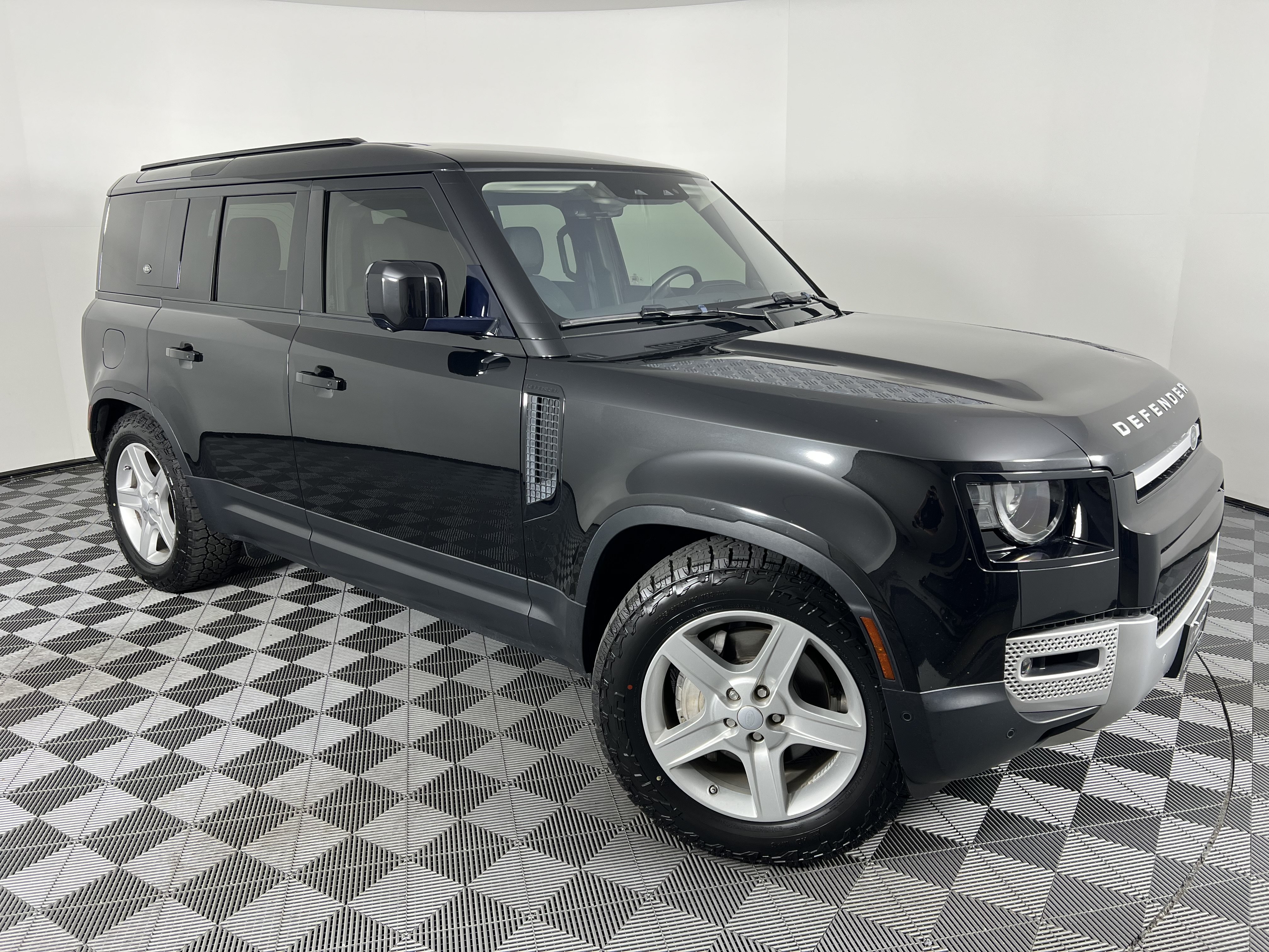 Used 2020 Land Rover Defender 110 SE AWD/4WD image 2