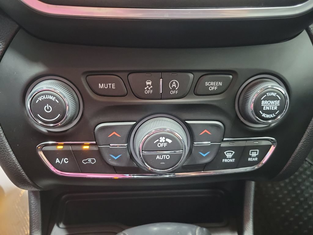 Used 2023 Jeep Cherokee Trailhawk AWD/4WD image 39