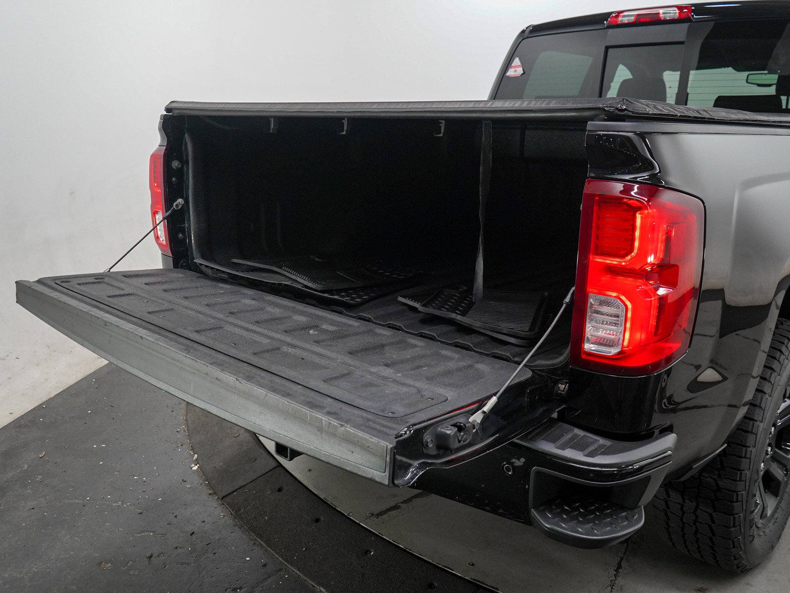 Used 2016 Chevrolet Silverado 1500 LTZ Z71 w/ LTZ Plus Package AWD/4WD image 9