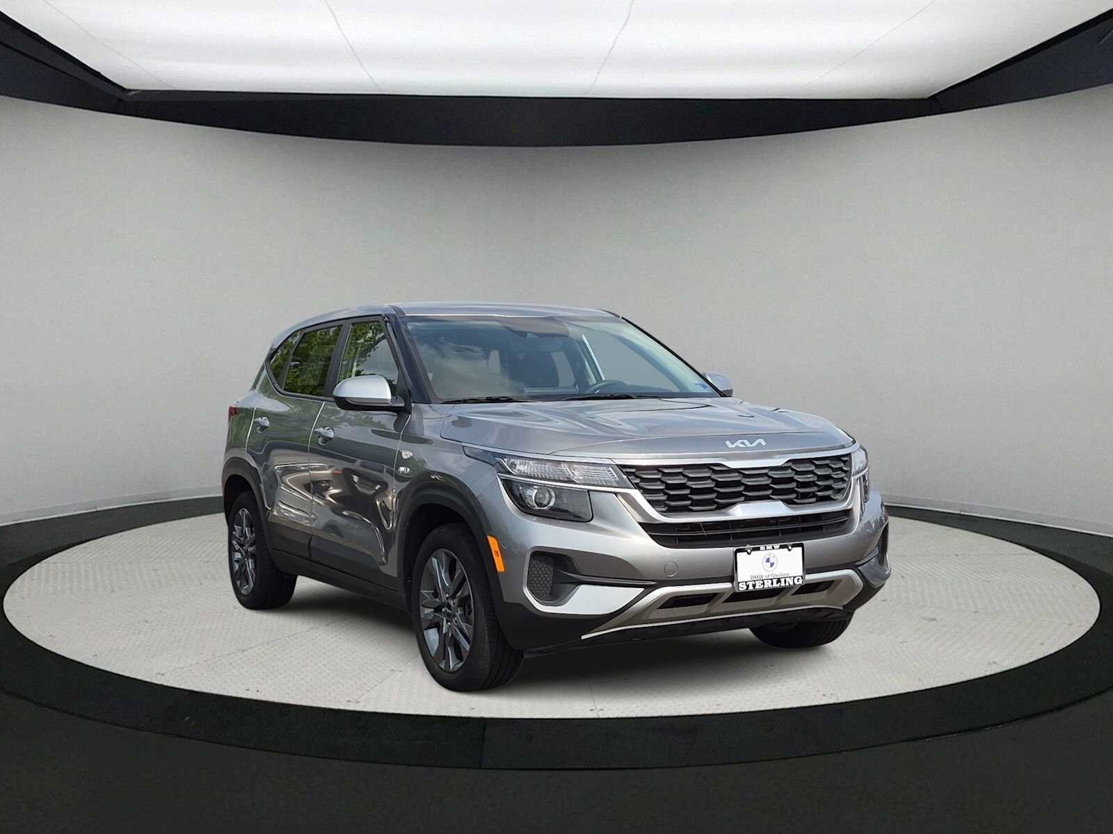 Used 2023 Kia Seltos LX AWD/4WD image 2