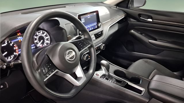 Used 2025 Nissan Altima 2.5 SV FWD image 25