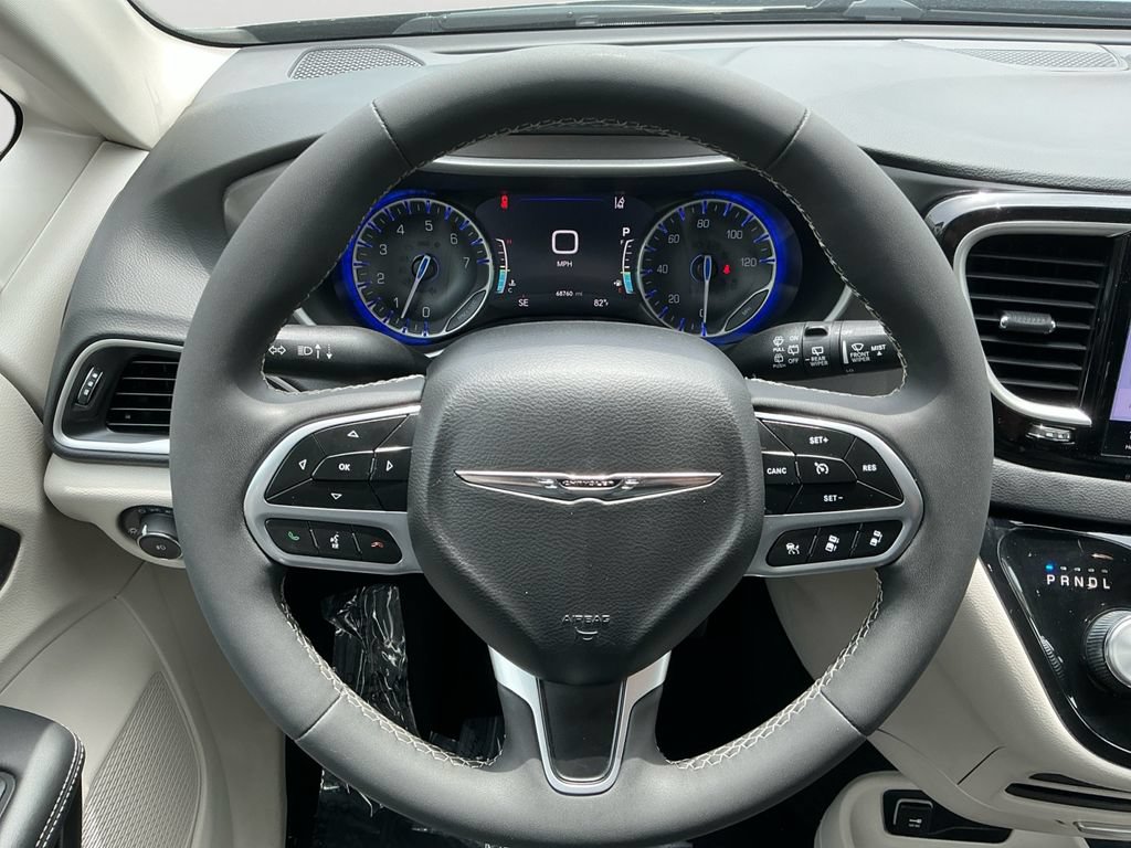 Used 2023 Chrysler Pacifica Touring-L FWD image 19