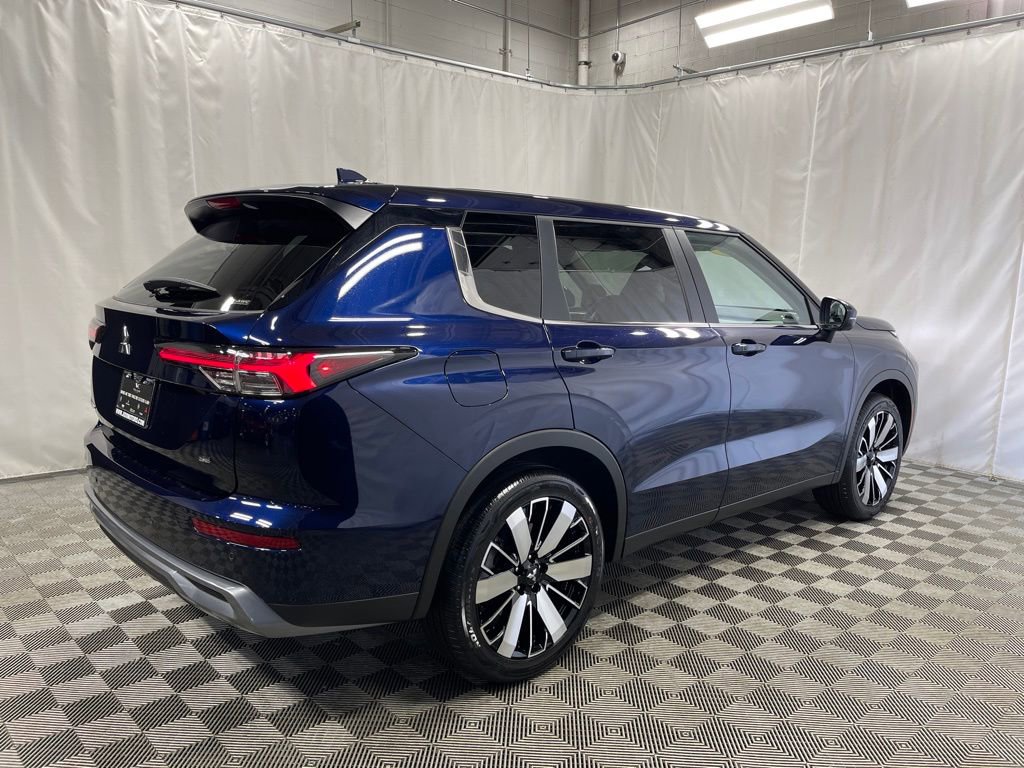 New 2025 Mitsubishi Outlander SE image 3