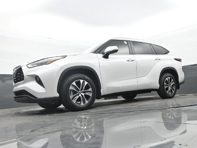 Used 2024 Toyota Highlander XLE AWD/4WD image 30