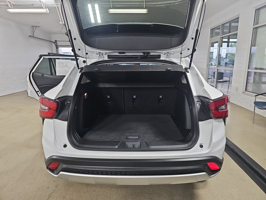 Certified 2025 Chevrolet Trax LT w/ Driver Confidence Package FWD image 15