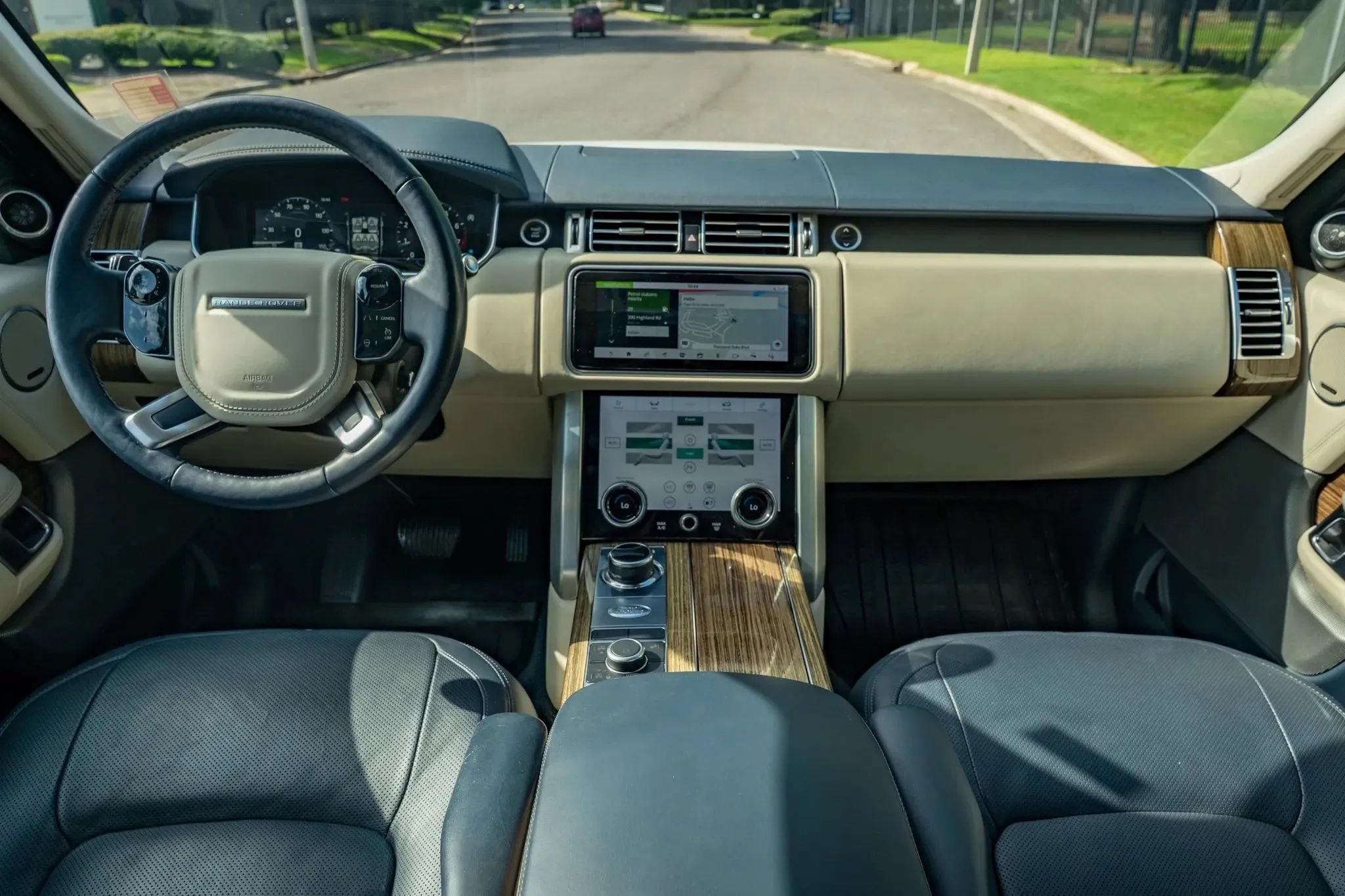 Used 2018 Land Rover Range Rover HSE AWD/4WD image 17