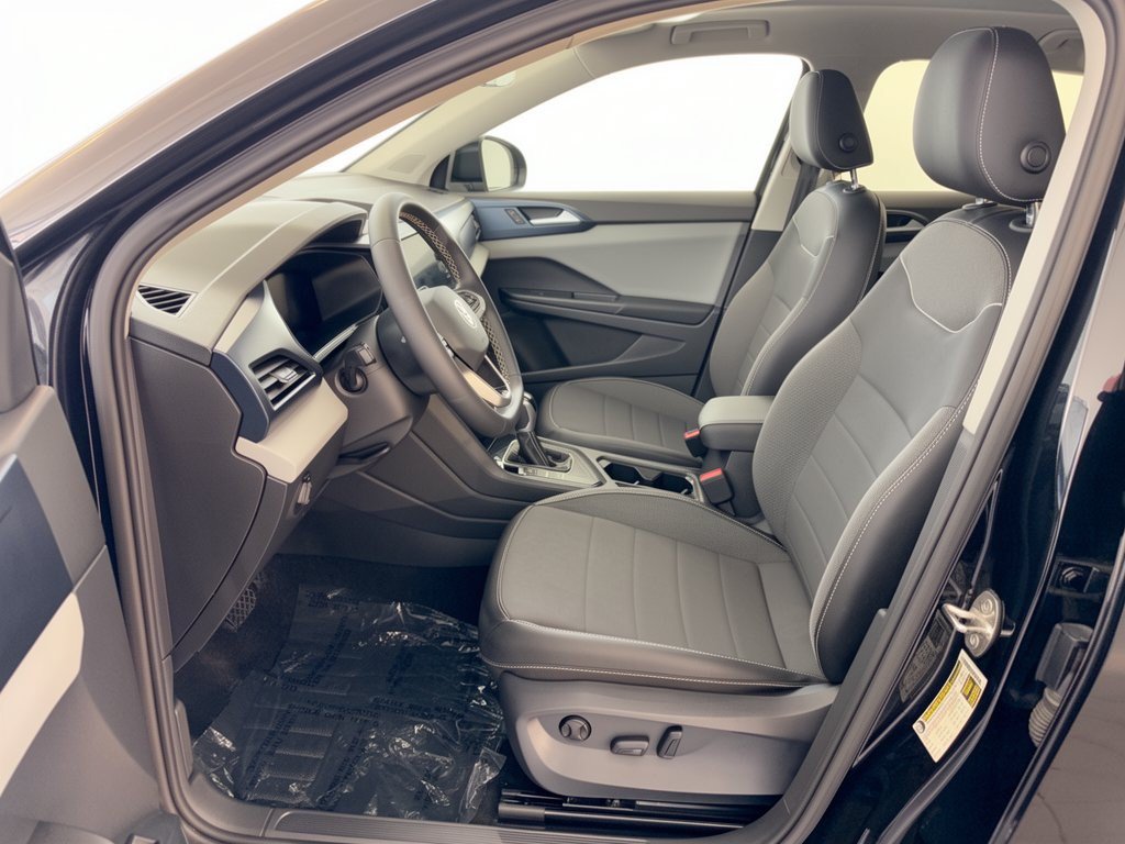 Used 2023 Volkswagen Taos SE w/ Panoramic Sunroof Package FWD image 5