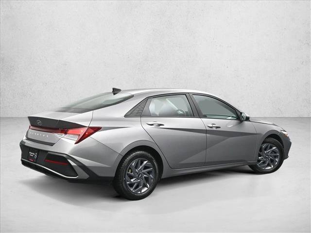 Used 2024 Hyundai Elantra SEL FWD image 2