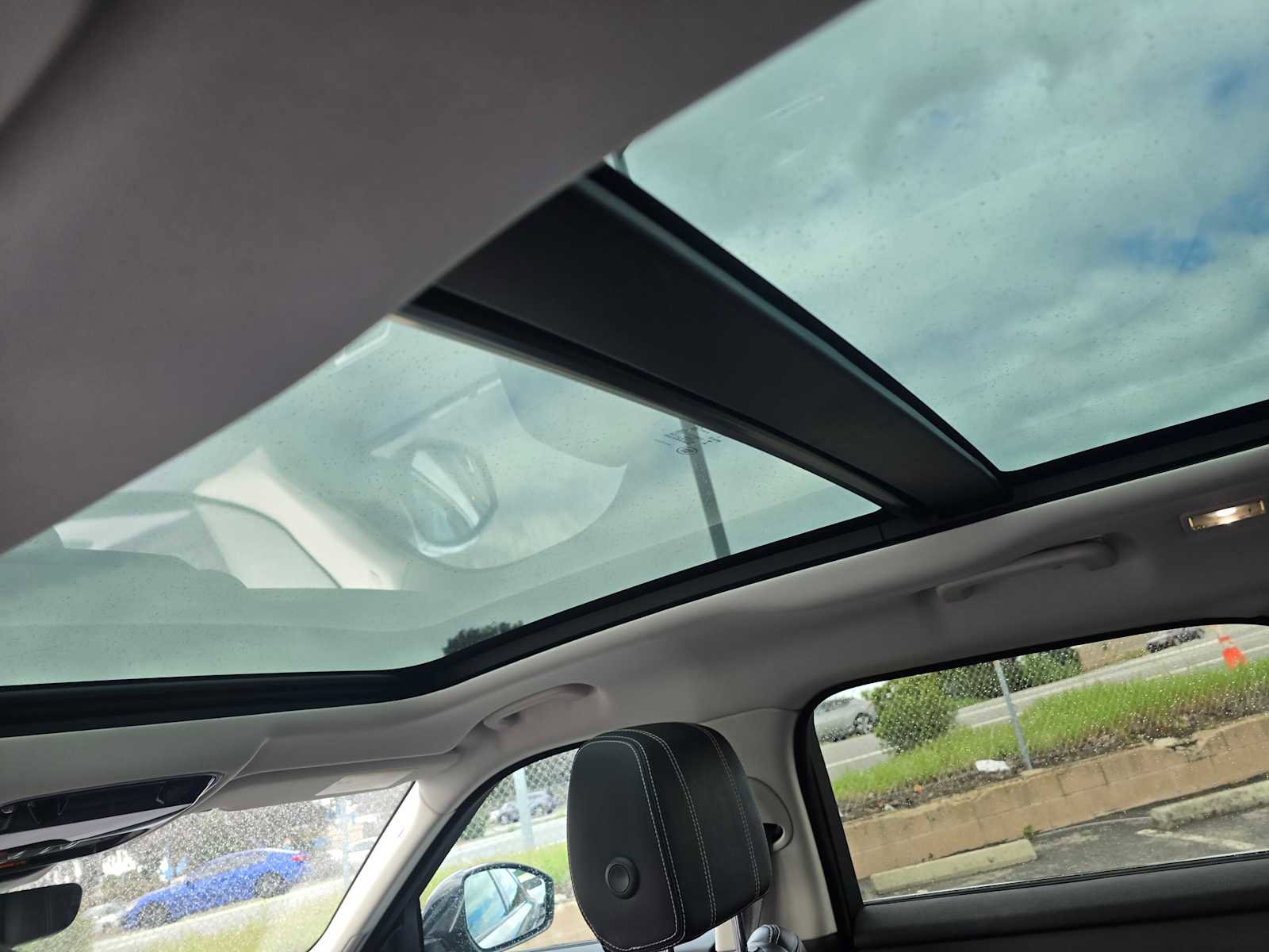 Used 2018 Land Rover Range Rover Velar R-Dynamic SE image 22