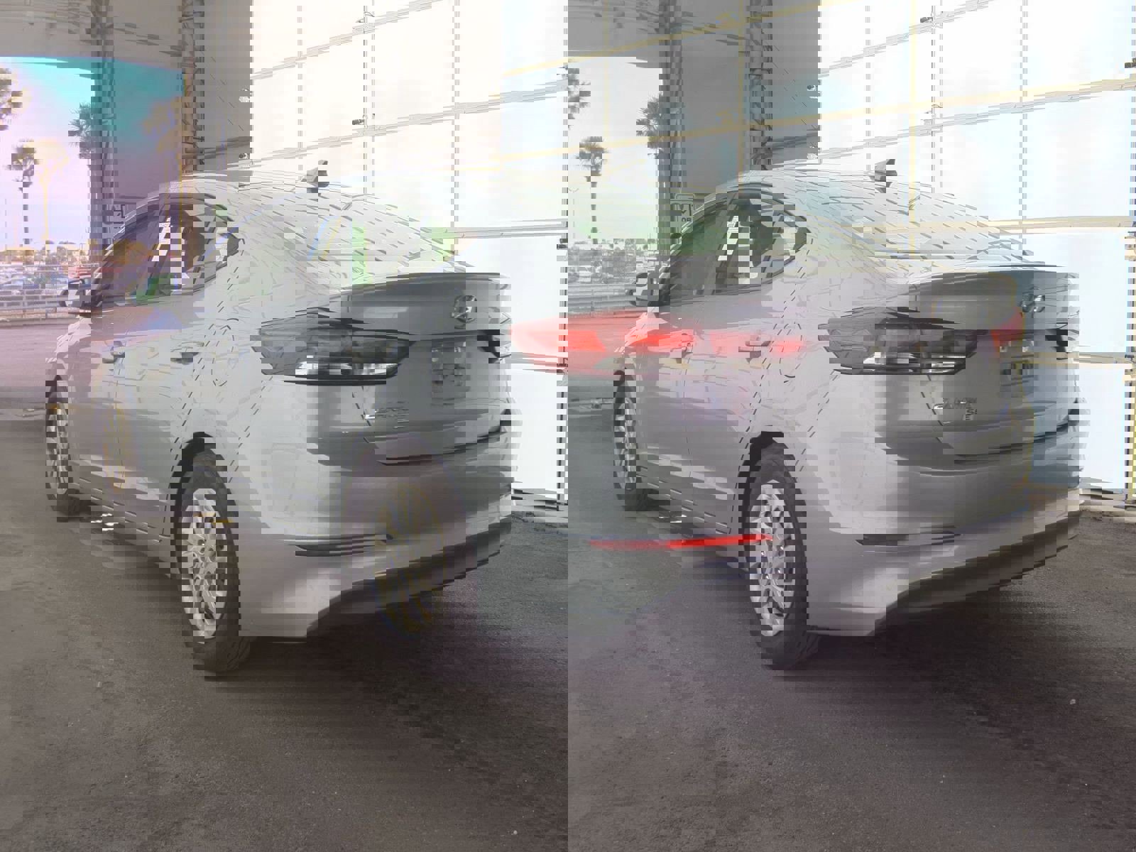 Used 2017 Hyundai Elantra SE image 4