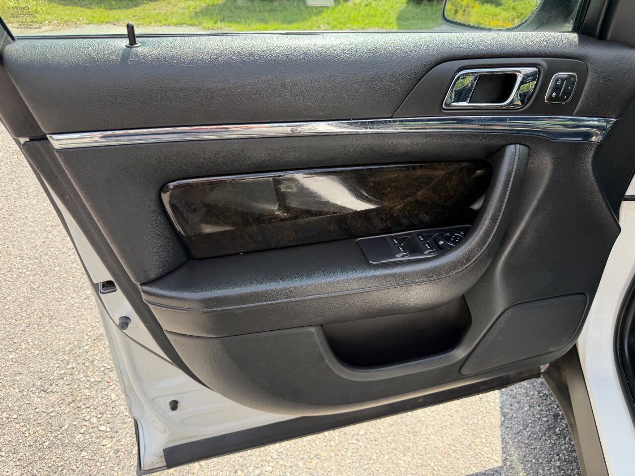 Used 2013 Lincoln MKS AWD image 39