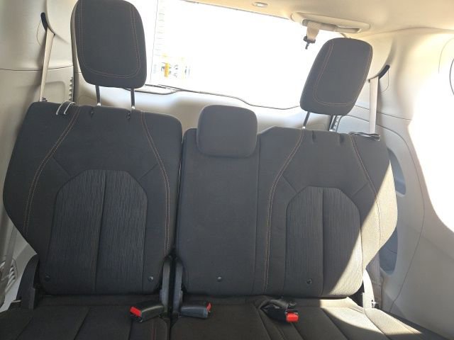 Used 2017 Chrysler Pacifica Touring FWD image 11