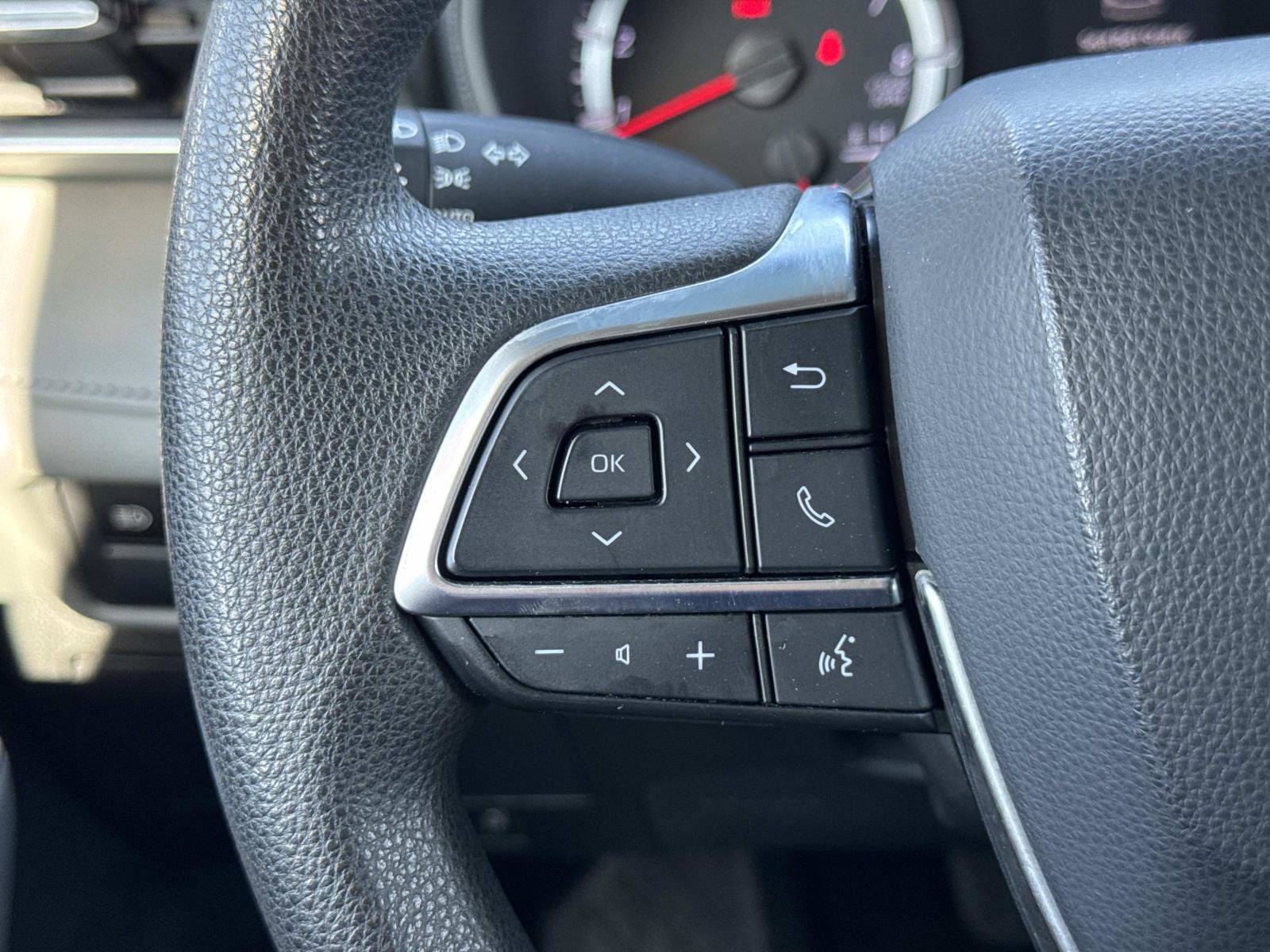 Used 2021 Toyota Highlander L image 11