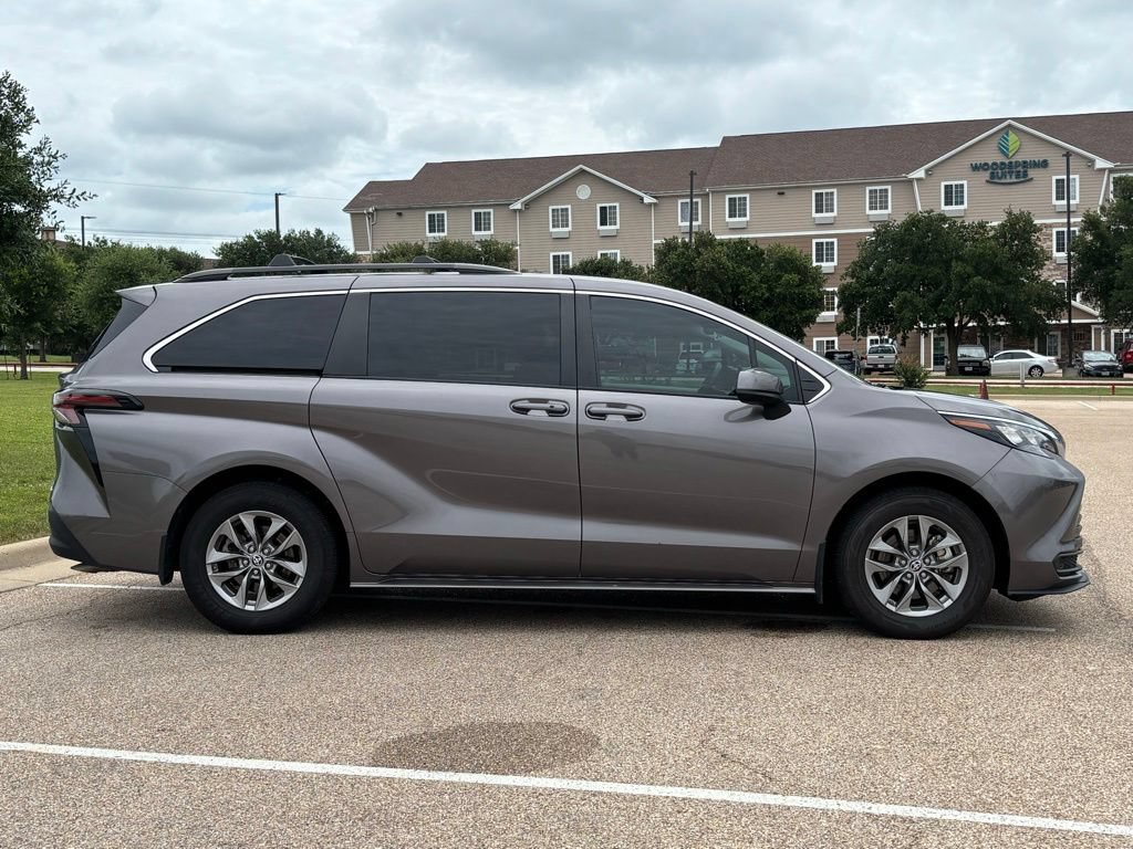 Used 2024 Toyota Sienna LE w/ LE Plus Package FWD image 4