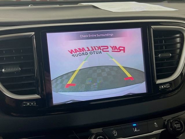 Used 2022 Chrysler Pacifica Touring-L image 18