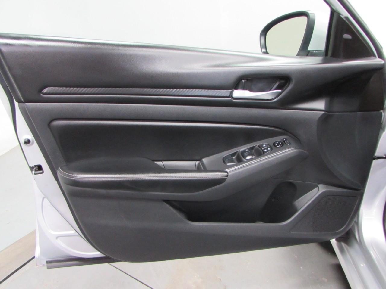 Used 2024 Nissan Altima 2.5 SV w/ SV Premium Package FWD image 12