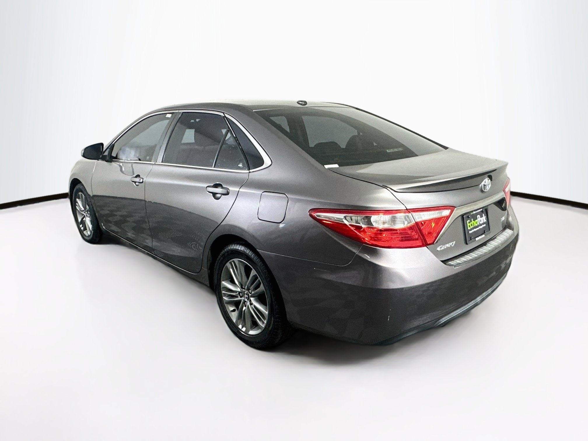 Used 2016 Toyota Camry SE w/ Moonroof Package FWD image 5