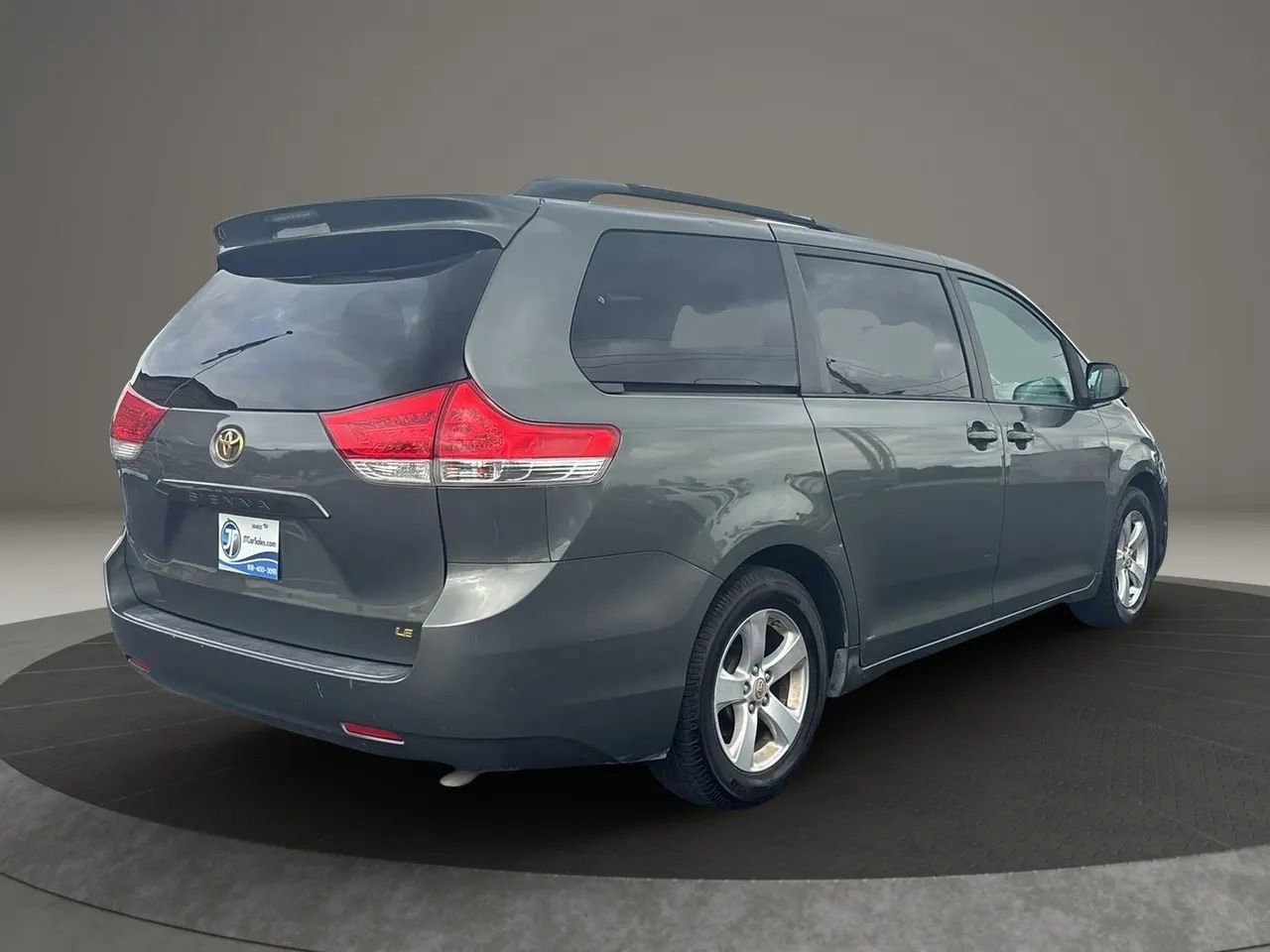 Used 2014 Toyota Sienna LE image 4