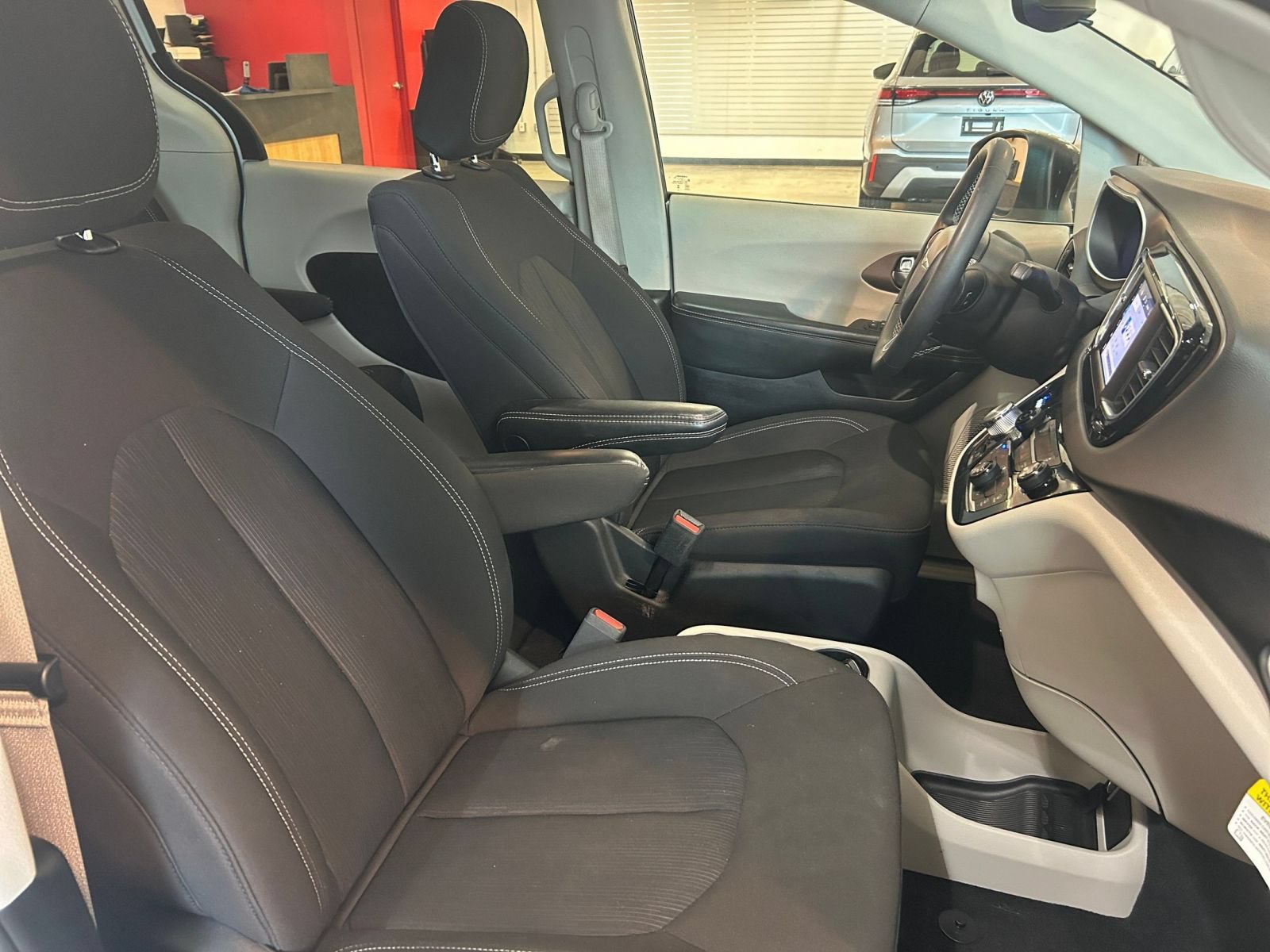Used 2024 Chrysler Voyager LX FWD image 37