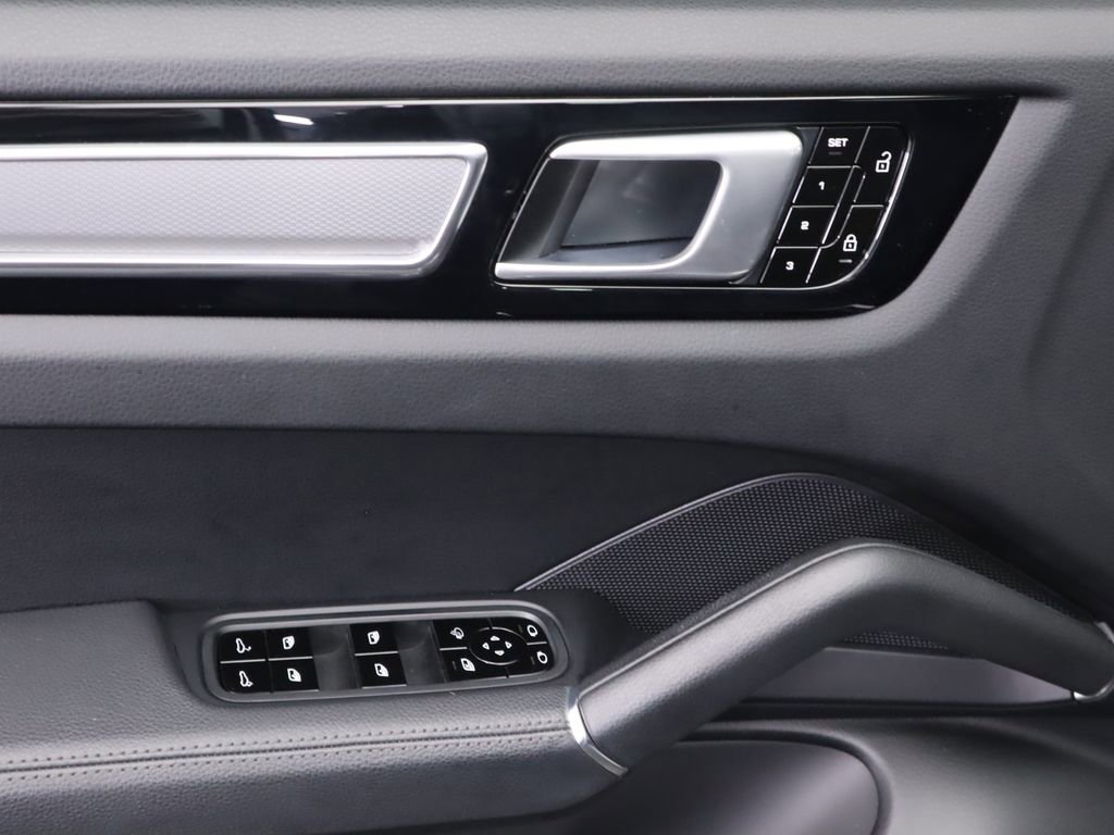 Used 2020 Porsche Cayenne S image 24