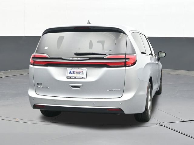 Used 2024 Chrysler Pacifica Limited FWD image 13