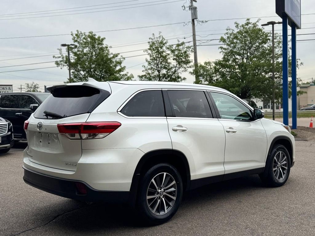 Used 2019 Toyota Highlander XLE AWD/4WD image 6
