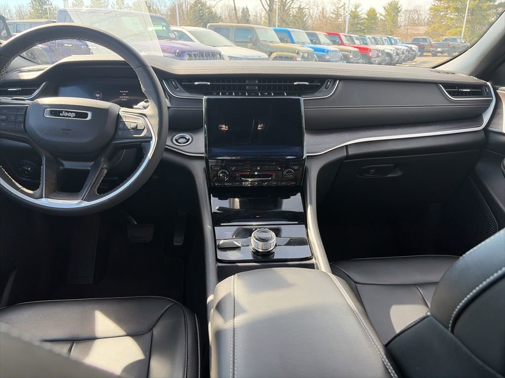 Used 2024 Jeep Grand Cherokee Limited w/ Black Appearance Package image 4