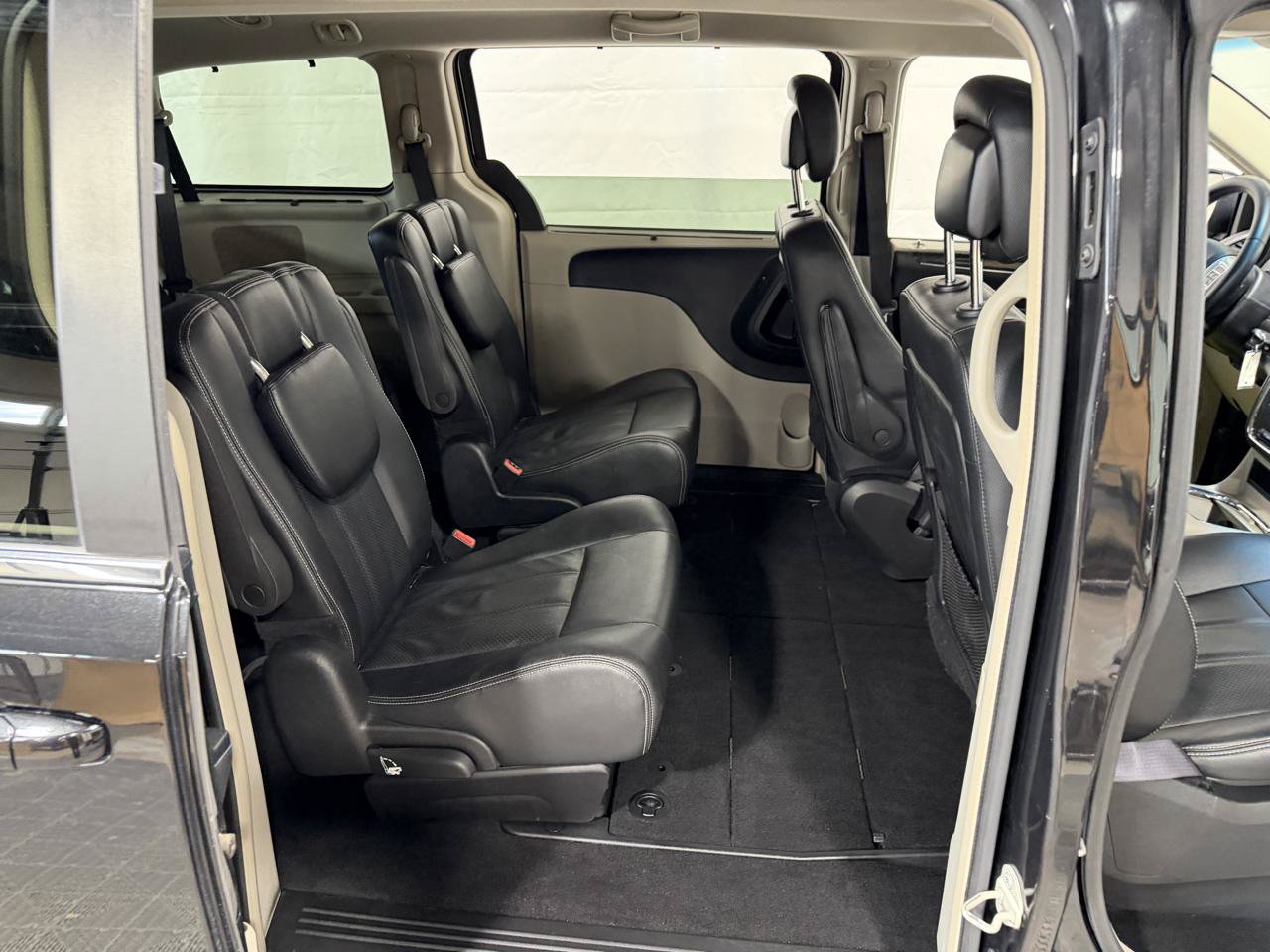 Used 2016 Chrysler Town & Country Touring FWD image 15