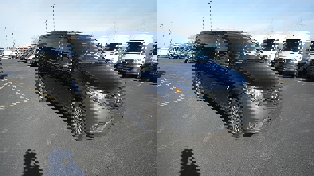 Used 2023 Mercedes-Benz Metris Passenger image 3