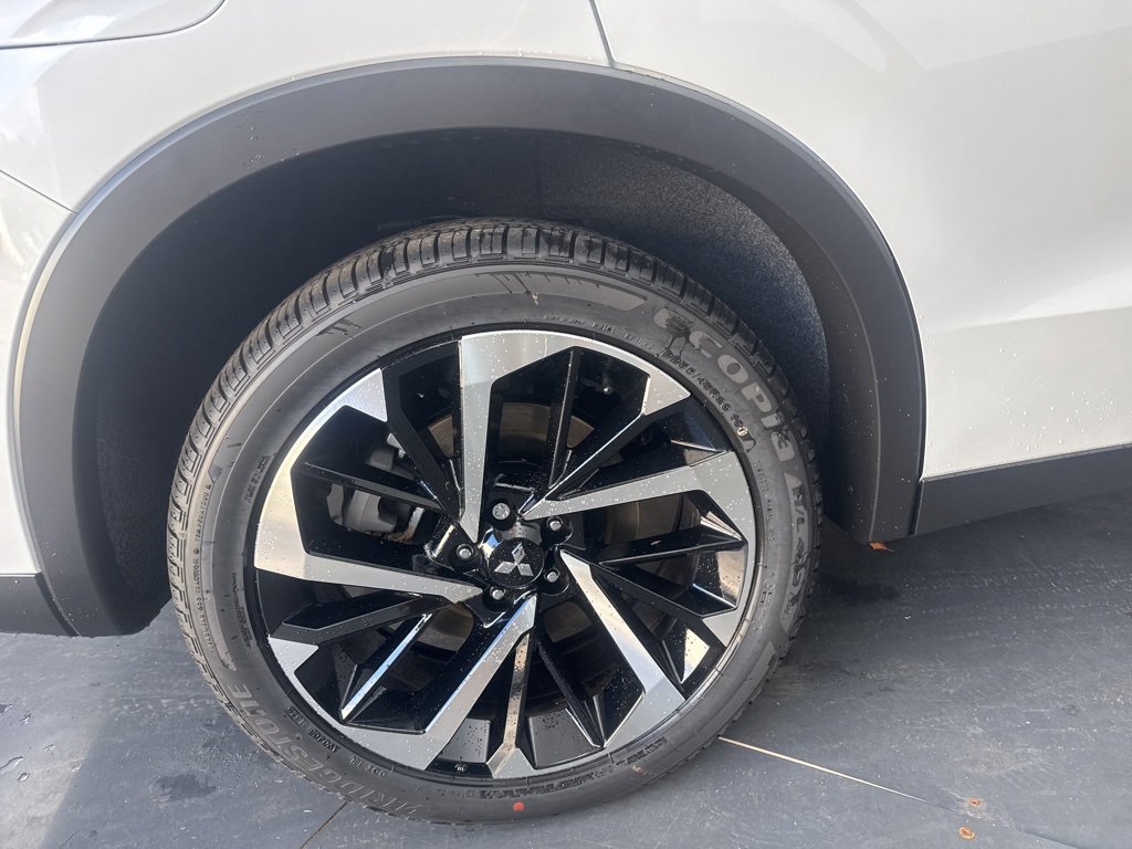 New 2025 Mitsubishi Outlander SE image 10