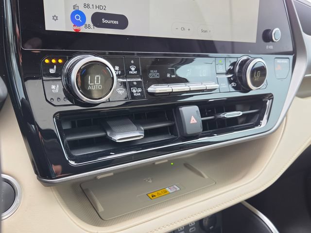 Used 2025 Toyota Highlander Limited FWD image 35