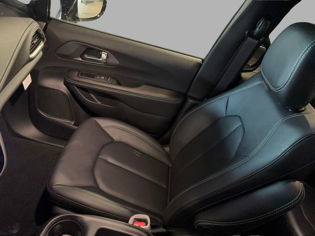 New 2026 Chrysler Pacifica Select image 14