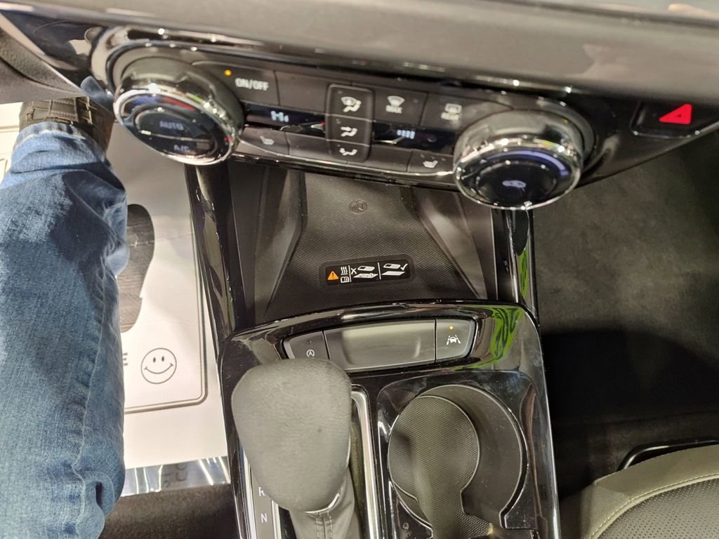 Used 2024 Chevrolet Trax ACTIV w/ Sunroof Package image 30