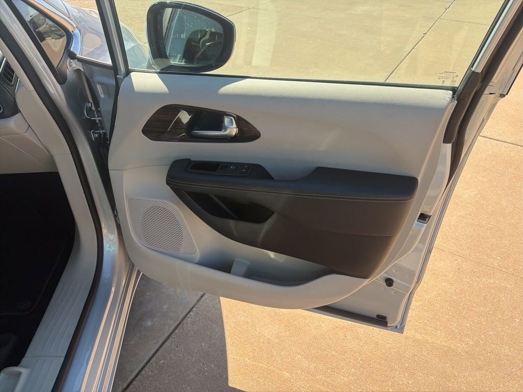 Used 2024 Chrysler Pacifica Limited image 29