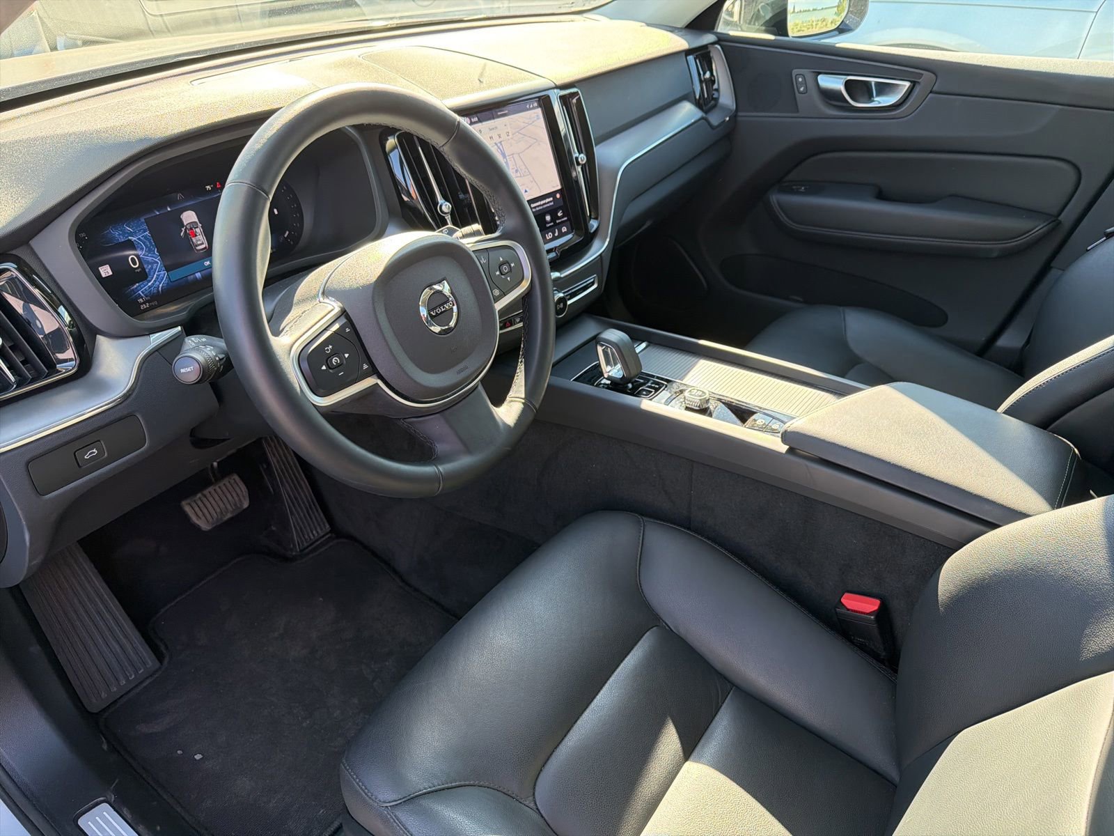 Used 2025 Volvo XC60 B5 Core AWD/4WD image 20