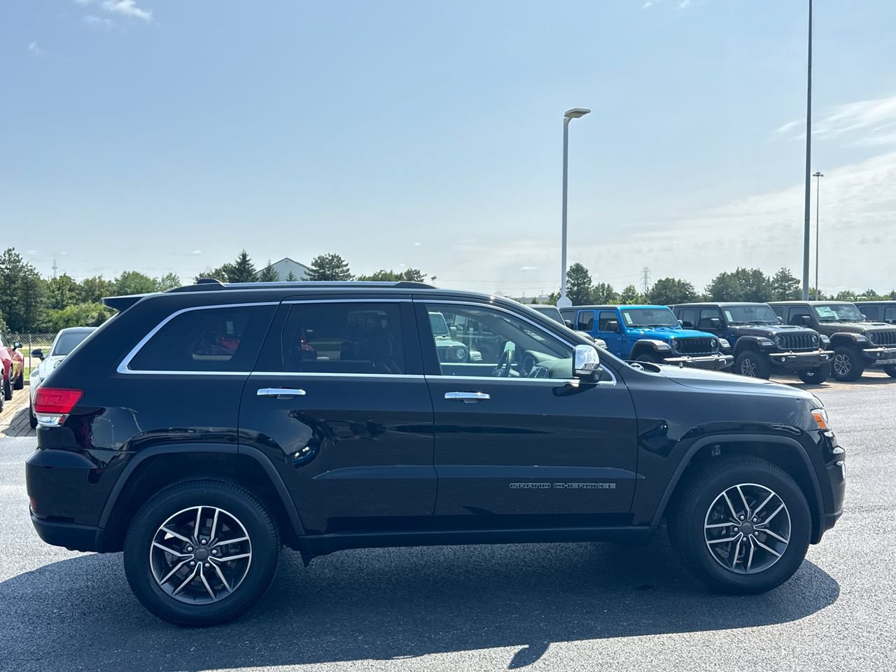 Used 2019 Jeep Grand Cherokee Limited AWD/4WD image 2