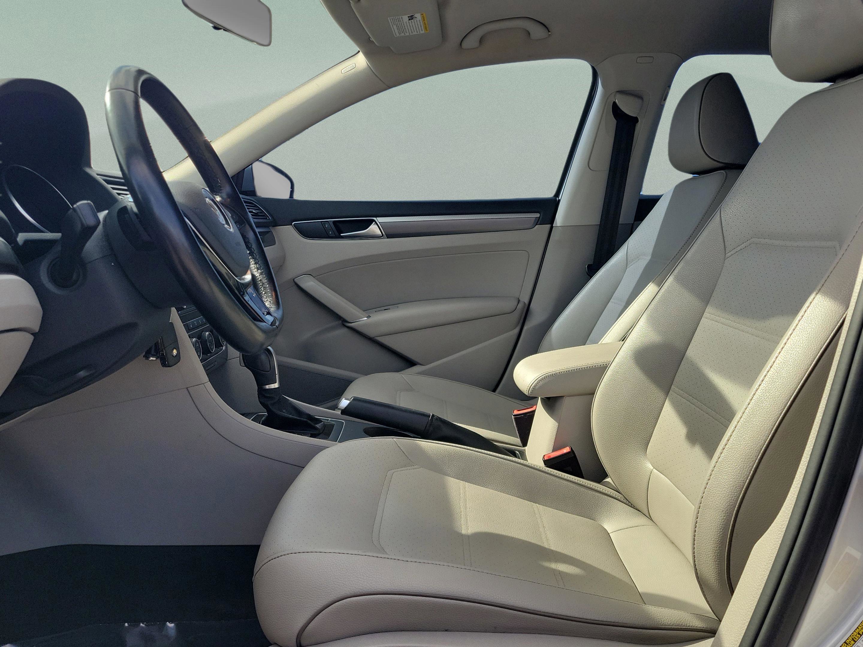 Used 2018 Volkswagen Passat 2.0T R-Line w/ R-Line Lighting Package image 19