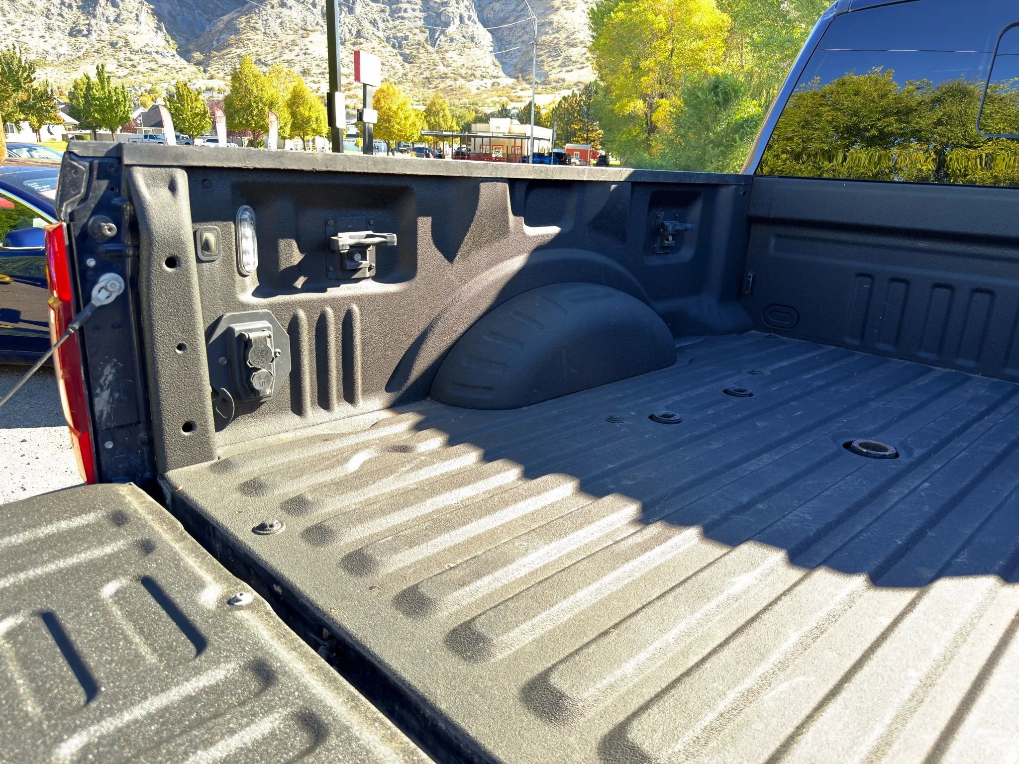 Used 2022 Ford F350 Platinum w/ Tremor Off-Road Package AWD/4WD image 39