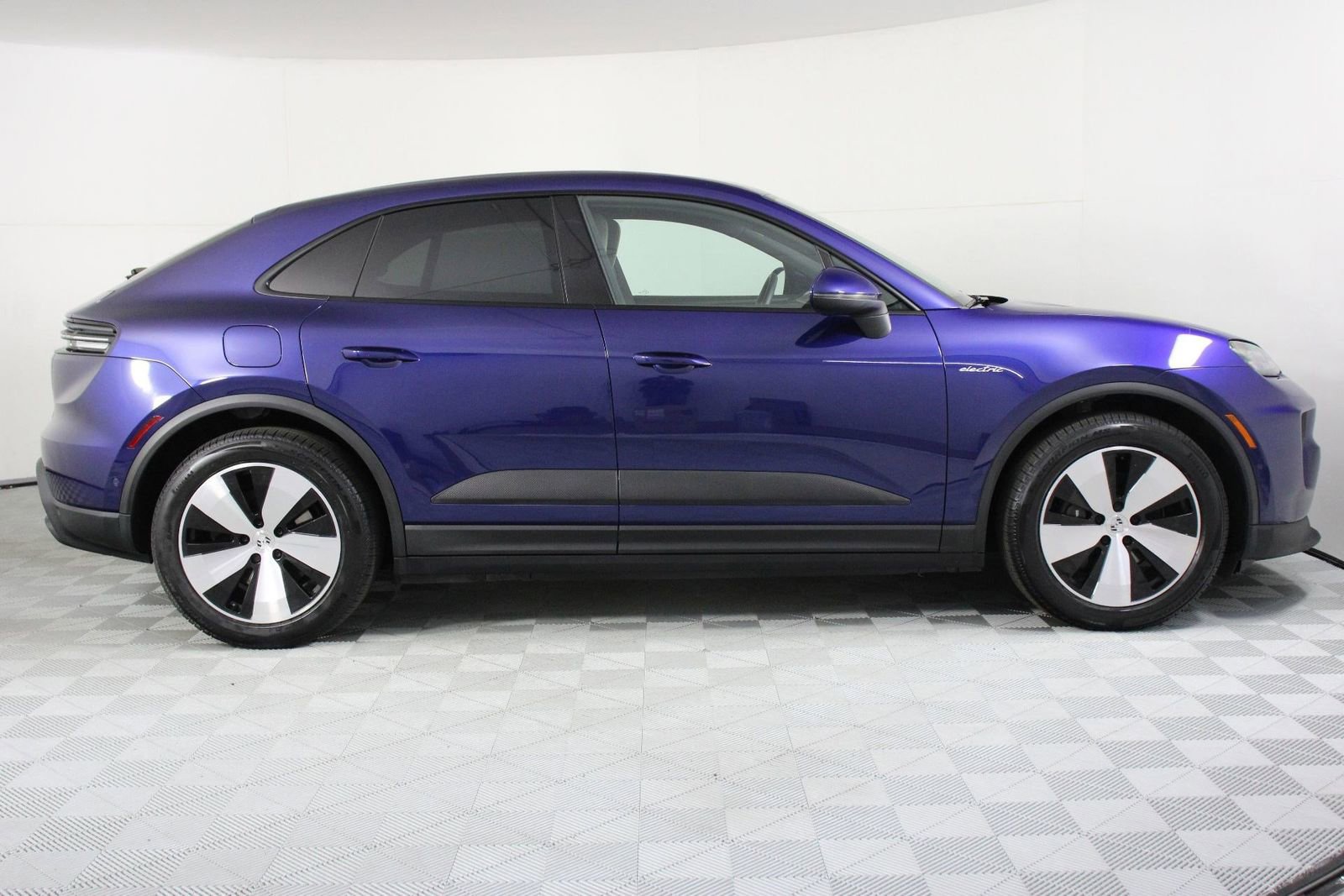 Certified 2025 Porsche Macan 4 Electric AWD/4WD image 8