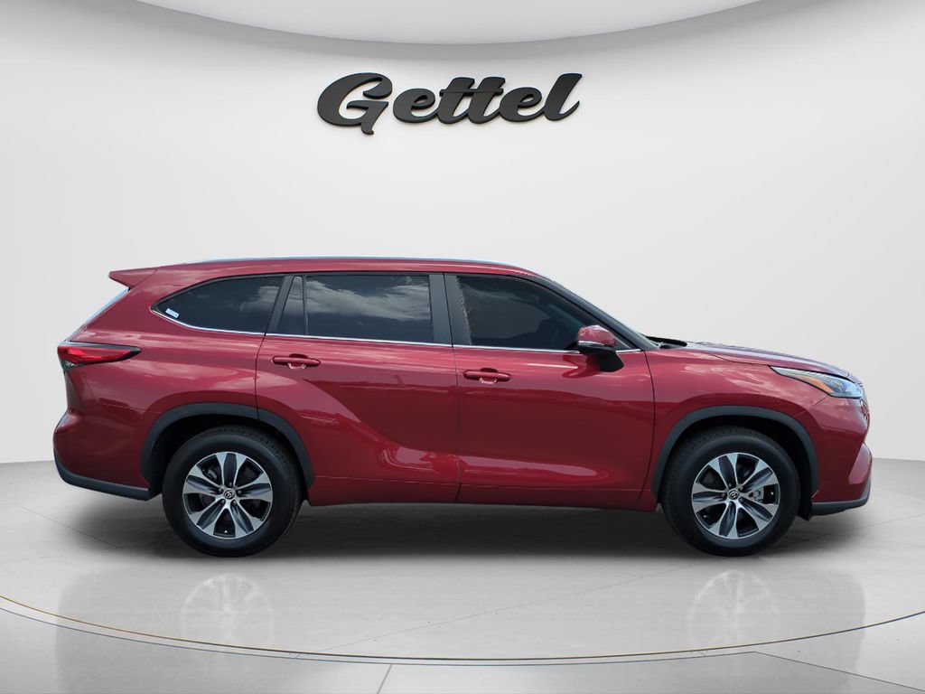 Used 2023 Toyota Highlander XLE FWD image 4