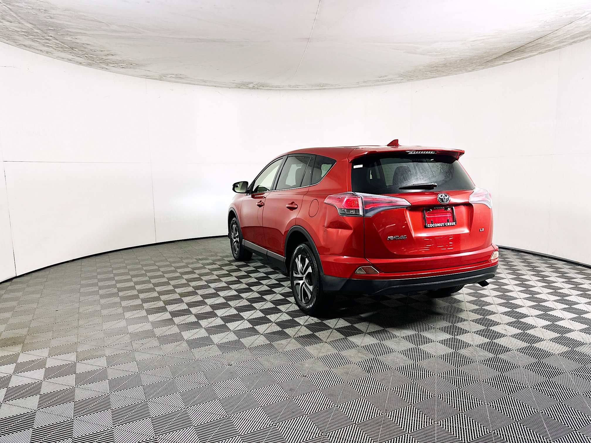 Used 2017 Toyota RAV4 LE FWD image 5
