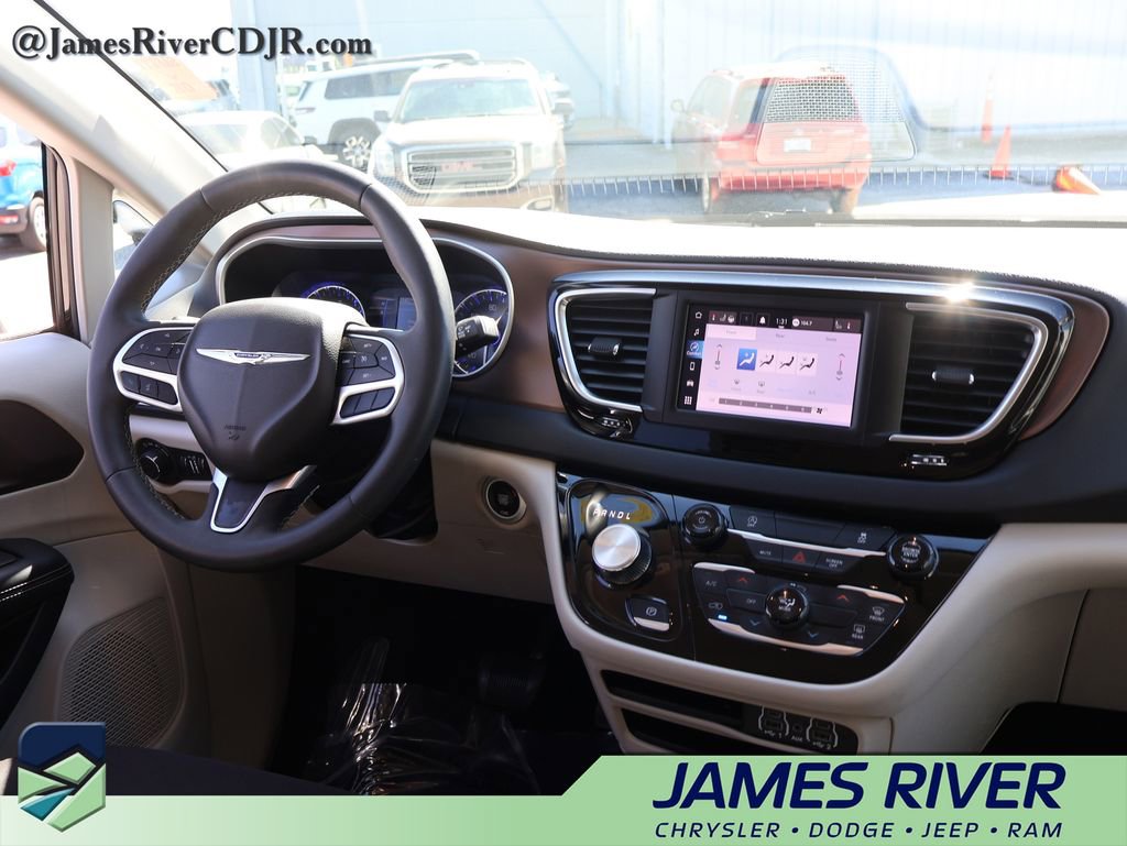 Used 2024 Chrysler Voyager LX image 13