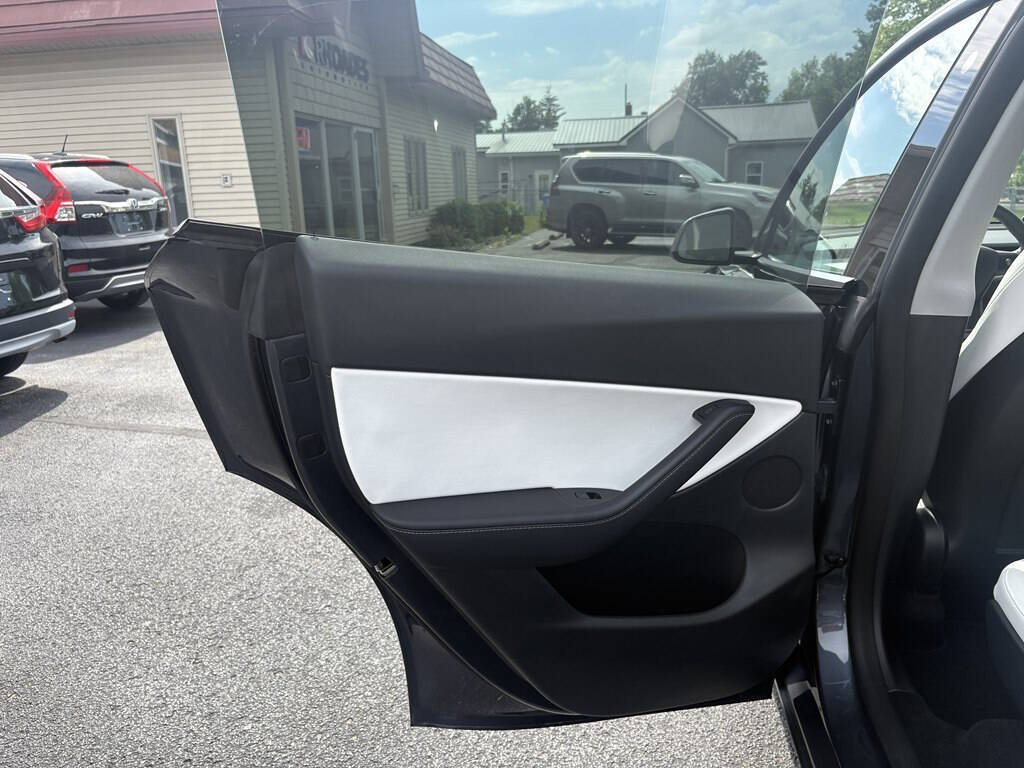 Used 2022 Tesla Model Y Long Range AWD/4WD image 28
