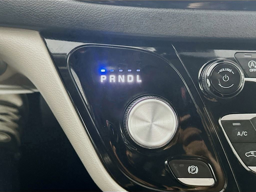 Used 2024 Chrysler Pacifica Touring-L image 16
