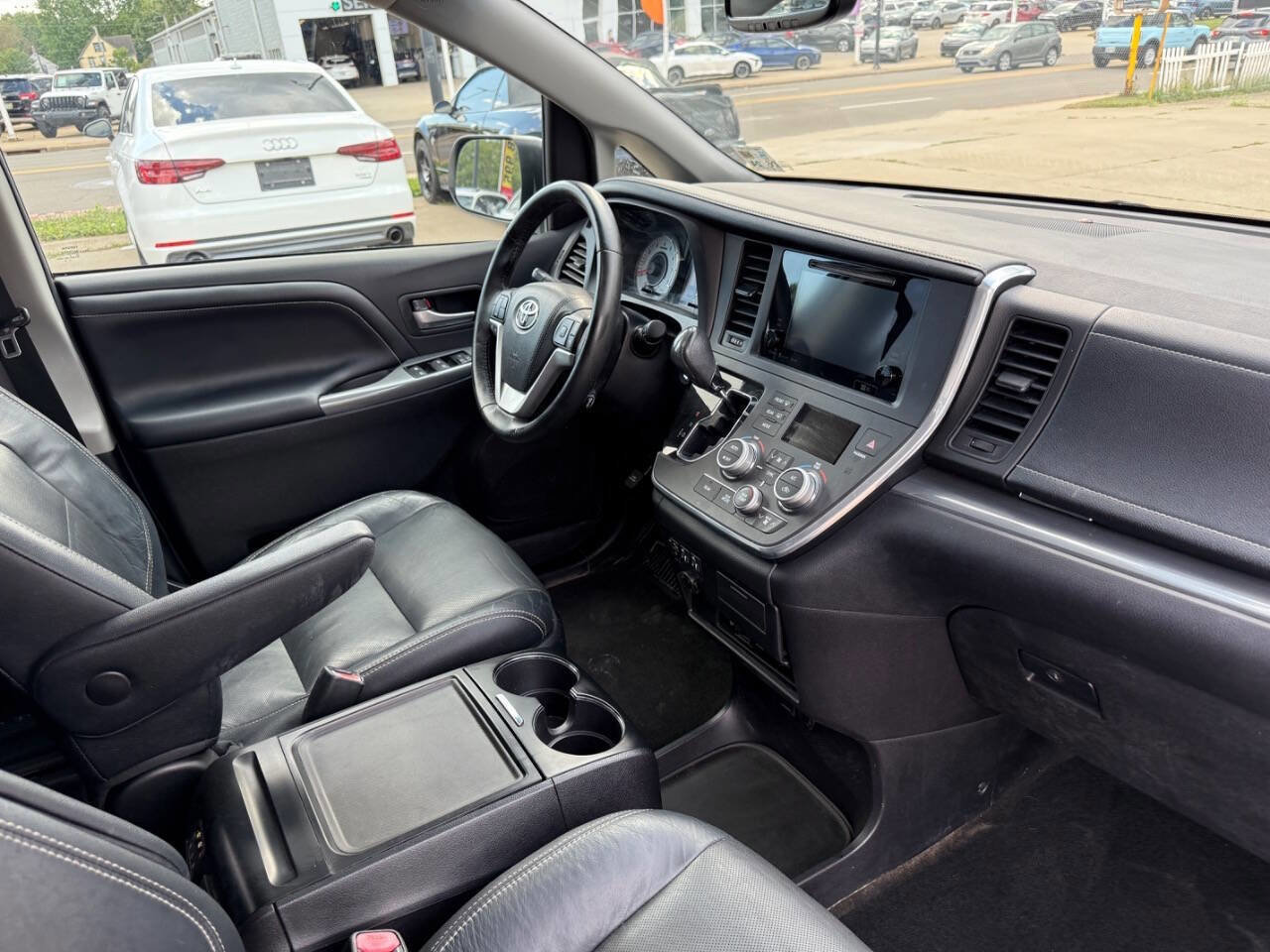 Used 2017 Toyota Sienna SE Premium image 7