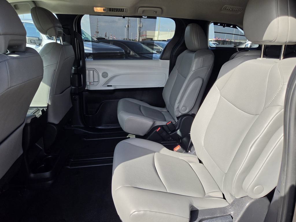 Used 2026 Toyota Sienna XLE FWD image 30