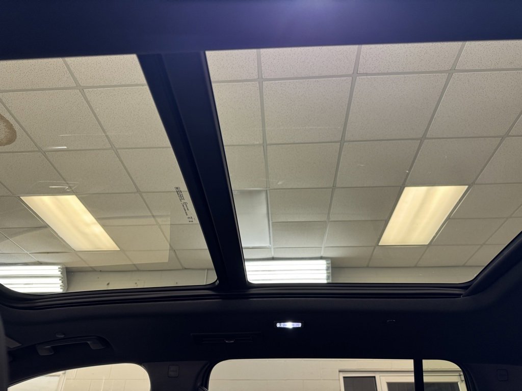 New 2026 Chevrolet Traverse LT w/ Sun and Wheel Package image 17