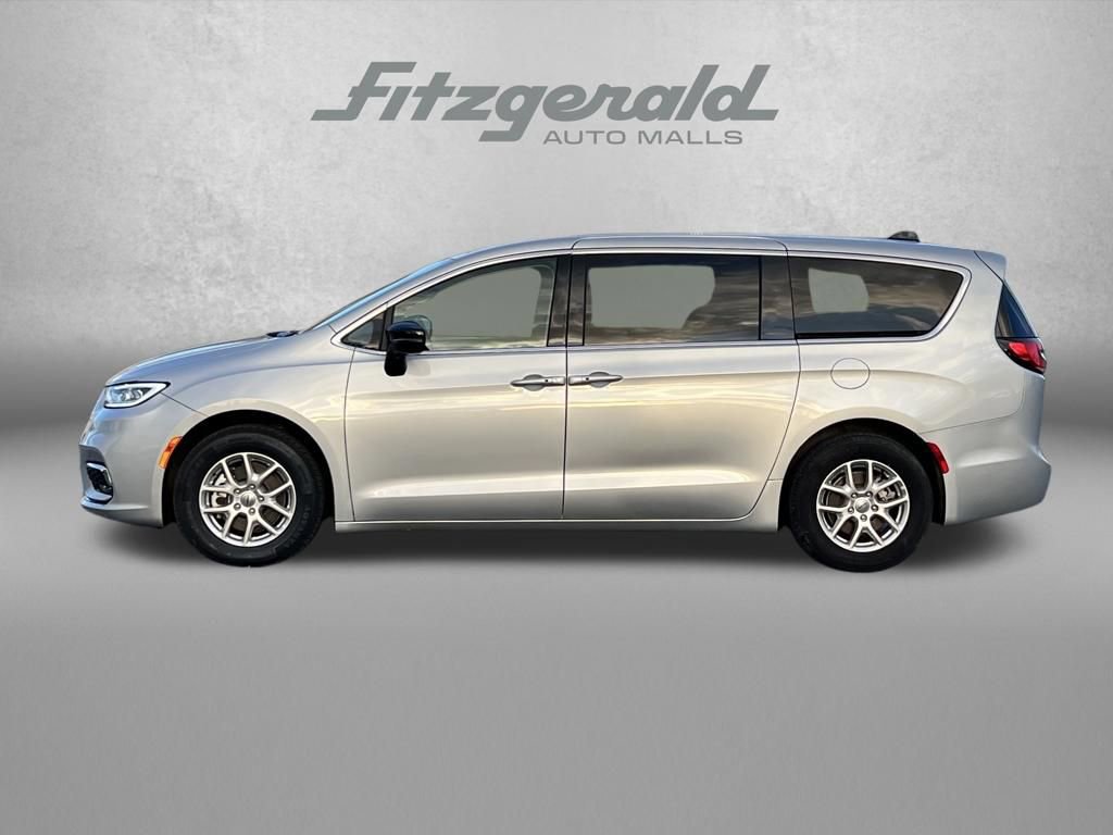 Used 2024 Chrysler Pacifica Touring-L image 4