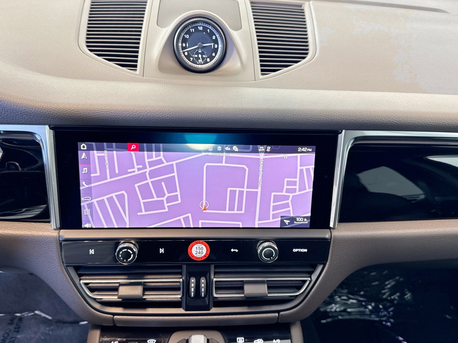 Certified 2025 Porsche Macan image 16